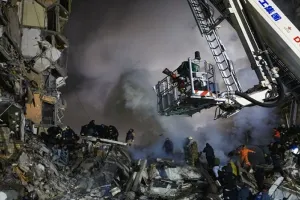 Ukraine Russia War: निप्रो की इमारत पर रूसी हमले में अबतक 35 लोगों ने गंवाई जान 