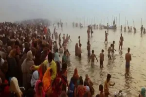 मकर संक्रांति : 7.5 लाख श्रद्धालुओं ने लगाई संगम में लगाई आस्था की डुबकी 