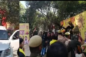 Video: लखनऊ में अखिलेश को दिखाए काले झंडे, सपा अध्यक्ष बोले -धर्म की ठेकेदार नहीं है BJP  