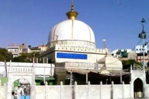 ख्वाजा के सालाना उर्स का झंडा पहुंच गया अजमेर, मोहम्मद गौरी परिवार के सदस्य झंडे को लेकर पहुंचे अजमेर