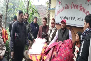 अयोध्या : जरूरतमंदों को बांटे हाइजीन  किट व कंबल