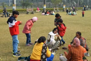 अयोध्या : तापमान बढ़ा, धूप भी निकली पर नहीं मिली ठंड से राहत