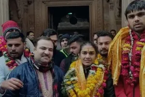 मथुरा: बांके बिहारी के दरबार में पति के साथ हाजिरी लगाने आईं बबिता फोगाट