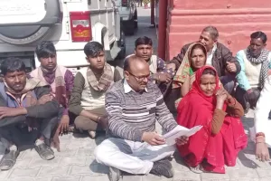 शाहजहांपुर: 'पुवायां विधायक के बेटे व रिश्तेदार पर हो कार्रवाई', बुजुर्ग महिला ने दी आत्मदाह की चेतावनी 