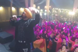 बरेली: गायक रंजीत रंधावा के गीतों पर देर रात तक थिरके लोग