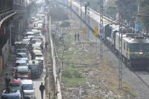 बरेली: किला पुल पर बड़ी वाहनों पर रोक, सर्विस रोड पर लगाए बैरियर