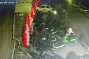 कंझावला कांड: नयी सीसीटीवी फुटेज में पीड़िता होटल के बाहर महिला से झगड़ते दिखी