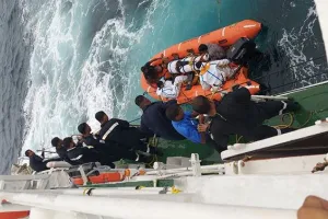 तटरक्षक: अरब सागर में डूब रहे पोत से चालक दल के 12 सदस्यों को बचाया