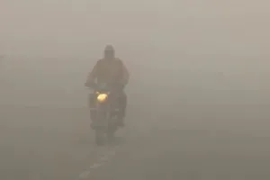 भीषण ठंड तथा घने कोहरे का प्रकोप जारी, हवाई ,रेल और सड़क यातायात प्रभावित 