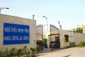 दिल्ली के मंडोली जेल में मोबाइल फोन बरामद, पांच अधिकारी निलंबित 