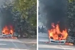 Kanpur Fire News : खड़ी कार बनी आग का गोला, धुएं की लपटें उठती देख राहगीरों में मची अफरा-तफरी