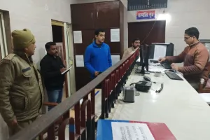 बरेली: ... क्योंकि सरकारी दफ्तरों में सर्दी कुछ ज्यादा है