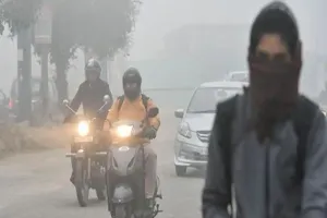 रुद्रपुर: भीषण ठंड से बढ़ी मुसीबतें, दिनभर धूप के लिए तरसते रहे लोग