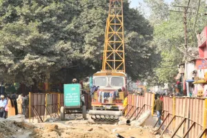 बरेली: कुतुबखाना ओवरब्रिज का कार्य अधर में लटका, राहगीरों के लिए बना मुसीबत का सबब