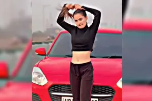 Videos : एलिवेटेड नहीं स्टंट रोड कहिए, कार खड़ी कर युवती ने बनाई रील, कटा 17 हजार का चालान