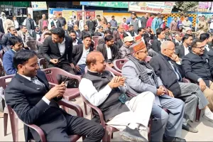 शाहजहांपुर: छह सूत्रीय मांगों को लेकर सेंट्रल बार एसोसिएशन के वकीलों ने किया धरना प्रदर्शन, सौंपा ज्ञापन