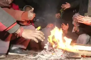 Kanpur में 235 जगहों पर जला अलाव, नगर विकास मंत्री के आदेश पर नगर निगम ने बढ़ाया अलाव के स्थान 