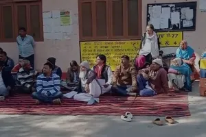  कासगंज: पालिका में अनियमितता का आरोप लगा सफाई कर्मियों ने किया प्रदर्शन, एसडीएम सदर को सौंपा ज्ञापन