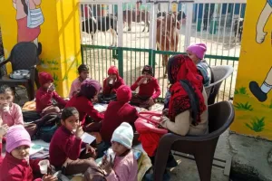 मेरठ: सरकारी स्कूल पर आवारा पशुओं का कब्जा, बाहर बैठकर पढ़ने को मजबूर बच्चे