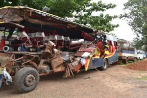 युगांडा में खड़े ट्रक में घुसी यात्रीयों से भरी बस, 16 की मौत 