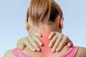 मुरादाबाद : मोबाइल और पढ़ने का गलत तरीका बना रहा सर्वाइकल का शिकार