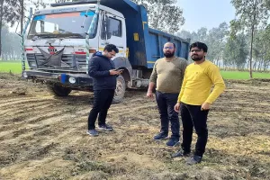 मुरादाबाद: अवैध खनन की शिकायत पर पहुंचे उप जिलाधिकारी, पोकलैंड और डंपर सीज