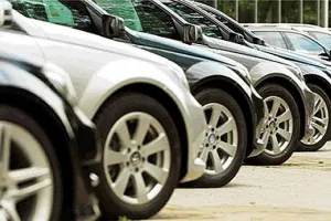 आर्थिक संकट के बावजूद बीते छह महीने में पाकिस्तान ने 1.2 अरब डॉलर की कारें और अन्य वाहन का किया आयात