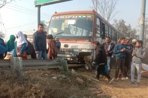 संभल: ट्रैक्टर-ट्रॉली से बचाने के प्रयास में रेलिंग से टकराई बस, 12 यात्री घायल