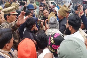 संभल : मंदिर में मूर्तियां खंडित करने पर भड़के लोगों ने थाना घेरा