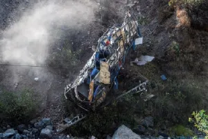 पेरू में यात्रियों से भरी बस खाई में गिरी, 25 की मौत, जांच में जुटी पुलिस 