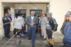 मुरादाबाद : MLC चुनाव में वोटिंग के दौरान जिलाधिकारी ने किया बूथों का निरीक्षण