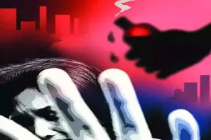 आगरा में सिरफिरे आशिक ने युवती के मुंह पर फेंका टॉयलेट क्लीनर, हेलमेट की वजह से बचा चेहरा