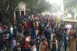 लखनऊ: नव वर्ष पर लखनऊ प्राणी उद्यान में उमड़ी भारी भीड़, कोविड गाइडलाइन की उड़ी धज्जियां  