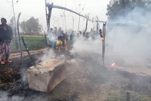बहराइच: अज्ञात कारणों से लगी आग, तीन घरों की गृहस्थी जलकर हुई राख
