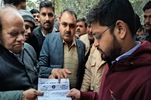 बाराबंकी: साथी की हत्या के विरोध में अधिवक्ताओं ने न्यायिक कार्य का बहिष्कार कर किया प्रदर्शन 