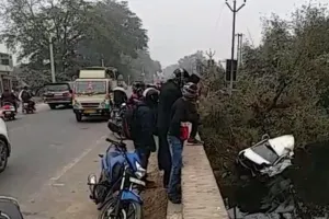 बहराइच: अनियंत्रित कार तालाब में गिरी, एक ही परिवार के पांच घायल, अस्पताल में भर्ती