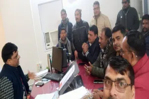  अयोध्या: शिक्षकों के वेतन को लेकर संघ ने की वित्त व लेखाधिकारी से भेंट 