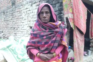 अयोध्या: सर्द रातों में सिसकियां भर रही दुखना, शरारती तत्वों ने जला दी थी झोपड़ी, नहीं मिली कोई मदद 