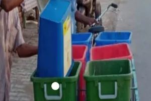 अयोध्या नगर निगम: टूटे-फूटे डस्टबिन के सहारे घर घर से कूड़ा उठाने को मजबूर हैं सफाई मित्र