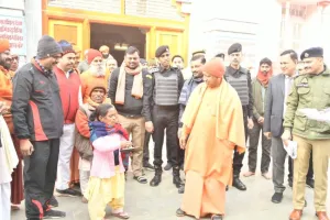 गोरखपुर: धन्य हो महाराज जी! आपके कृपा से पक्का मकान बनि गइल ...उषा के आग्रह पर सीएम ने साथ में खिंचवाई फोटो