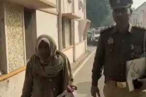 Agra News: हाड़ कंपा देने वाली ठंड में कलयुगी बेटे ने घर से निकाला तो 80 साल की बुजुर्ग महिला के लिए मसीहा बनी पुलिस
