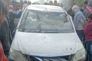 हापुड़ में भीषण सड़क हादसा : गहरे तालाब में गिरी अनियंत्रित कार, चार युवकों की मौत