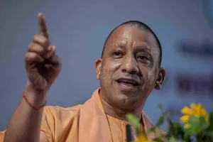 कड़ाके की ठंड के बीच CM योगी ने रैन बसेरों को लेकर जिलाधिकारियों को दिए ये बड़े निर्देश