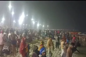 Makar Sankranti: मकर संक्रांति पर संगम में उमड़ा श्रद्धालुओं का सैलाब, लगा रहे आस्था की डुबकी