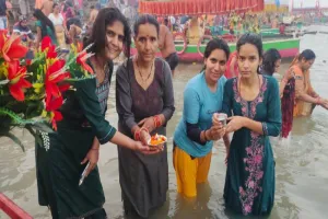 अयोध्या: सरयू तट पर उमड़ा श्रद्धालुओं का सैलाब, मौन रहकर लगाई पुण्य की डुबकी