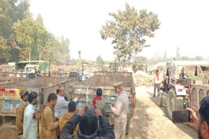 बहराइच: ट्रैक्टर-ट्रॉली में लगाए गए रिफ्लेक्टर, चालकों को बताए यातायात नियम