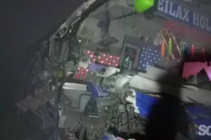 कन्नौज में भीषण हादसा: एक्सप्रेसवे से नीचे गिरी बस, तीन की मौत, कई घायल