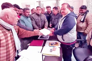 खटीमा: जब्त लकड़ी को रिलीज करने की मांग, वन क्षेत्राधिकारी को वन व्यवसायियों ने सौंपा ज्ञापन