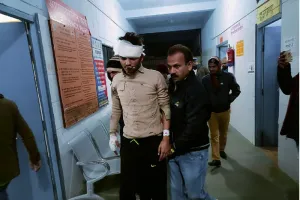 पुलिस का डंडा पड़ा भारी, अनियंत्रित बाइक सवार महिला से टकराया