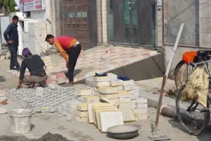 बरेली: रामपुर गार्डन में फुटपाथ को रैंप में बदल रहा स्मार्ट सिटी